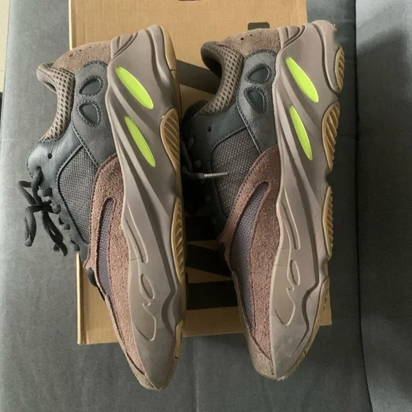 Yeezy boost 700 mauve in a 9.5 - Picture 5 of 13